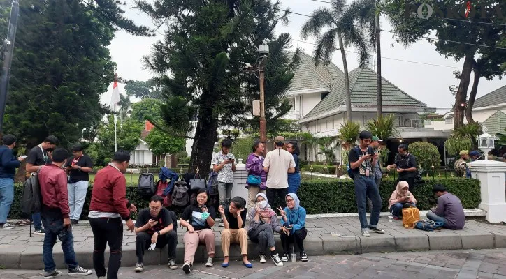 Wartawan dari sejumlah media menunggu di pinggir jalan saat Anies Baswedan melakukan pertemuan dengan pimpinan ormas se-Jakarta di rumah dinas. (foto: poskota/aldi)