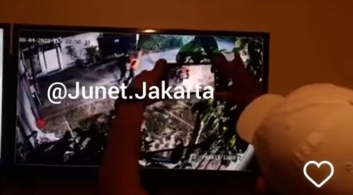 Video saat kejadian seorang pemuda dibacok secara brutal oleh orang suruhan mantan pacarnya.(Foto: Tangkapan layar akun @junet.jakarta)