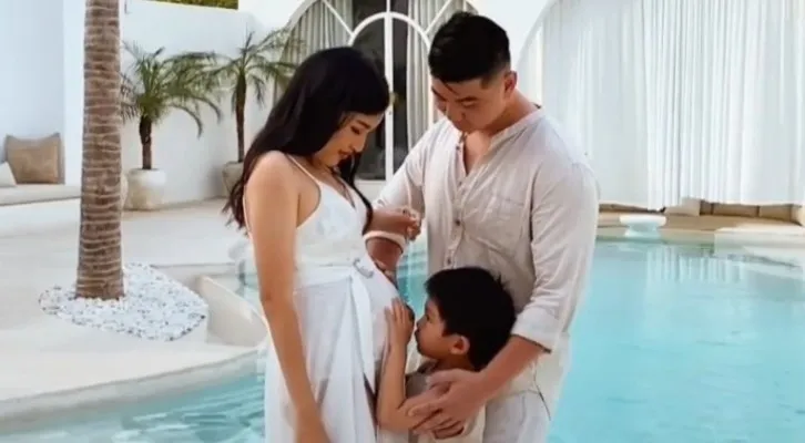 Istri Chef Arnold, Tiffany Soetanto tengah mengandung anak kedua. (foto: instagram/@arnoldpo)