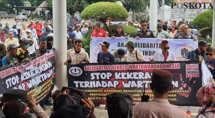 Puluhan wartawan dan aktivis dari sejumlah daerah saat mengepung kantor Bupati Karawang. (foto: poskota/aep)