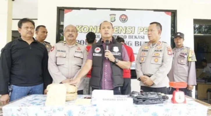 Jajaran Polres Metro Bekasi dan Polsek Cabangbungin usai konferensi pers pengungkapan ganja 2 kg. (Humas Polres Metro Bekasi)