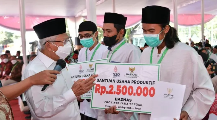 Wapres Ma'ruf Amin menyerahkan dana usaha sebesar Rp2,5 juta kepada pelaku usaha di Jawa Tengah. (foto: ist)