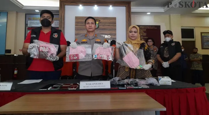 Kapolres Jakarta Selatan AKBP Harun memperlihatkan barang bukti hasil kejahatan yang dilakukan 5 mucikari yang menjual 5 anak di bawah umur ke hidung belang via aplikasi MiChat.(Foto: Zendy)