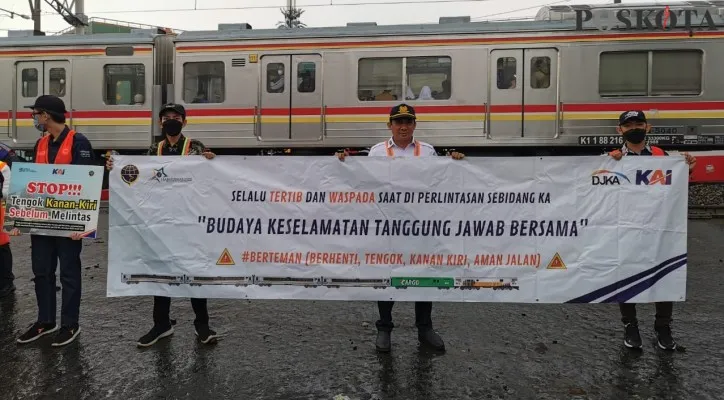 PT. Kereta Api Indonesia (KAI) Daop 1 Jakarta mengajak seluruh pengendara untuk tetap mematuhi peraturan yang berlaku saat melintasi perlintasan sebidang sesuai Undangan-Undang Nomor 23 Tahun 2007 tentang Perkeretaapian. (Foto: Aldi)