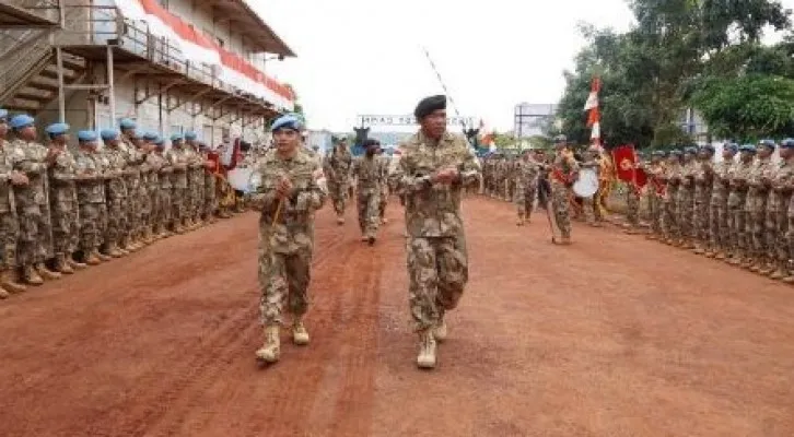 Kepala Staf Umum (Kasum) TNI  Letjen TNI Eko Margiyono bersama prajurit Satgas (Satuan Tugas) Kizi (Kompi Zeni) TNI XXXVII-H MINUSCA-CAR di Lapangan Garuda Camp, Bangui, Afrika Tengah beberapa waktu lalu.(ist)