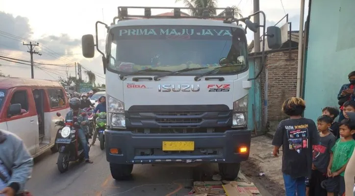 Tubuh korban kecelakaan lalulintas sebelum dievakuasi petugas ke rumah sakit. (ist)