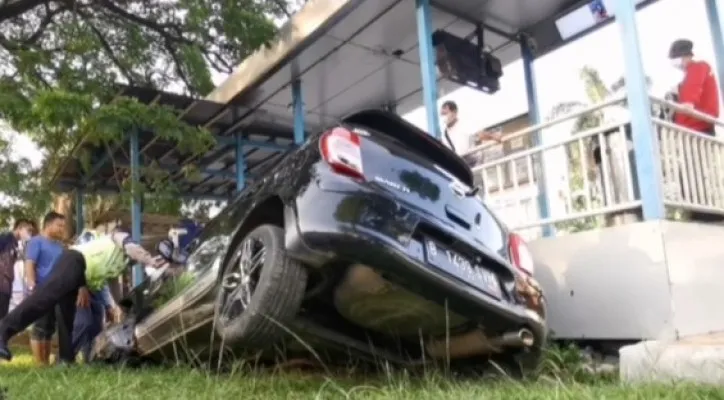 Kecelakaan mobil di Ciledug, Kota Tangerang.(Foto: M.Iqbal)