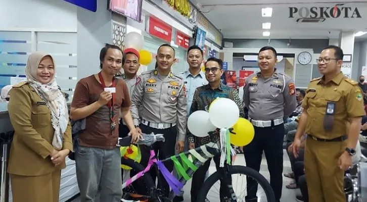 Kasie Kasie Depen P3D Kota Depok II Cinere, Rina Parlina, Kanit Samsat Cinere AKP Rizky, Kepala BJB  saat membagi-bagikan doorprize. (Angga)