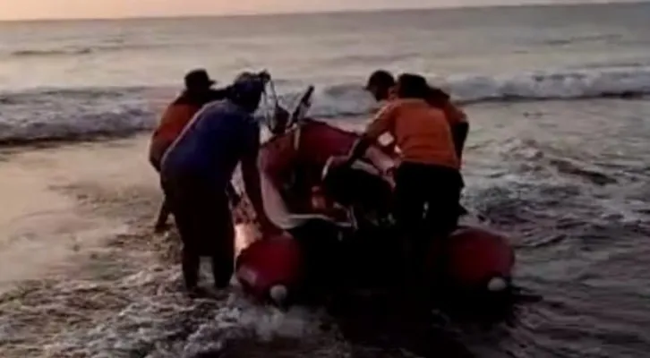 Tim gabungan saat hendak berangkat mengevakuasi korban kebakaran kapal Namira di laut Sangiang.(ist)