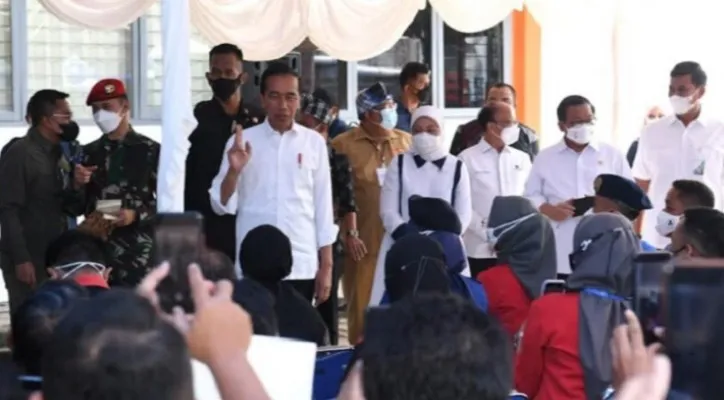 Presiden Joko Widodo saat memberikan penjelasan tentang peminjaman uang untuk modal usaha, di Kota baubau. (Foto: biro pers)