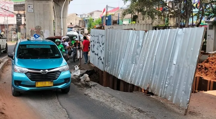 Galian di Jalan Ciledug Raya, Ulujami, Pesanggrahan, Jakarta Selatan. (foto: poskota/zendy)