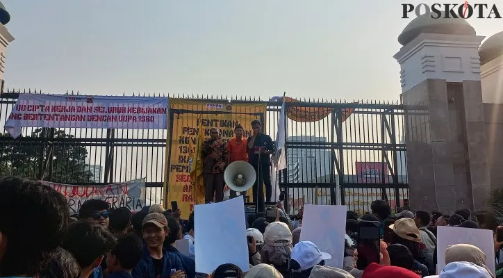 Anggota Komisi IV Fraksi PKS, Slamet bertemu dengan mahasiswa dan menyampaikan orasi di mobil komando saat aksi unjuk rasa berlangsung.(Foto: Pandi)