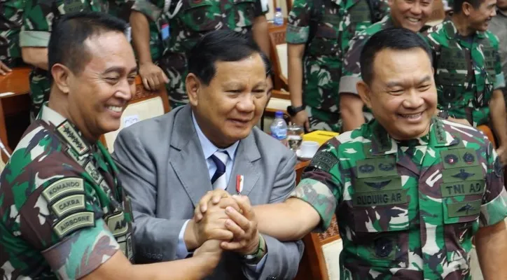 Prabowo rekatkan tangan Jenderal Andika Perkasa dan Dudung Abdurachman usai rapat dengan Komisi I DPR RI (Foto: Twitter/Fraksi_Gerindra)