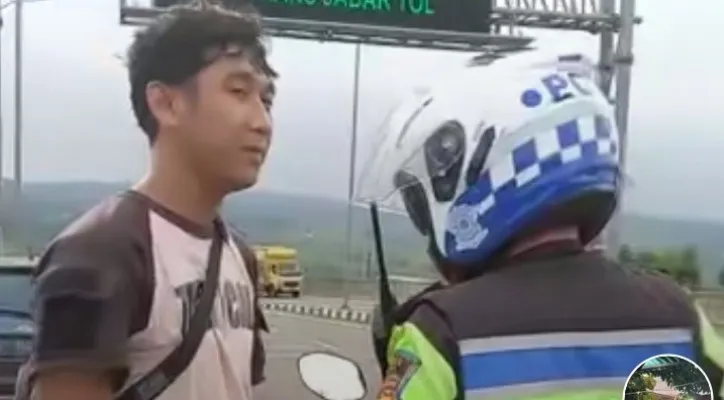 Tangkapan layar video polisi marah-marah saat tilang pengendara mobil di Exit Tol Bocimi. (foto: Tiktok @myname)