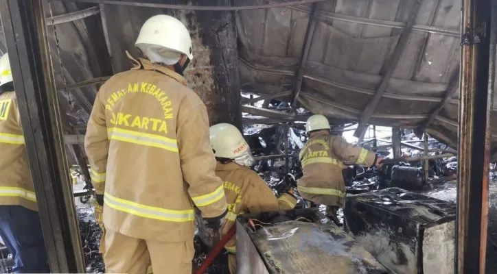 Petugas Gulkarmat saat melakukan pendinginan pada bangunan warung makan yang terbakar di Kebayoran Baru, Jakarta Selatan. (foto: ist)