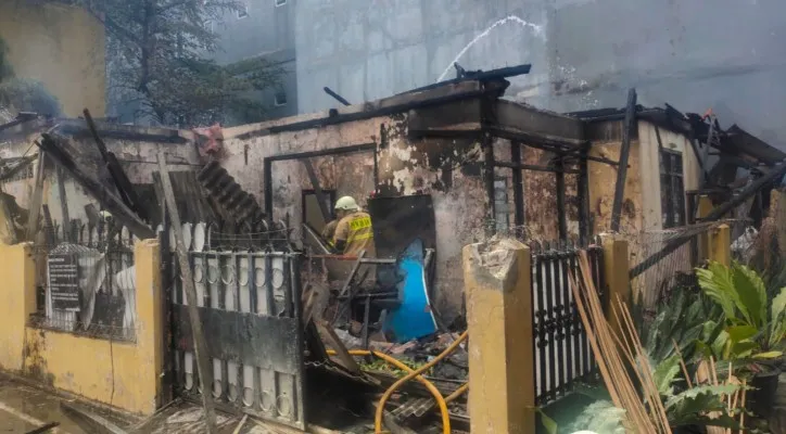 Rumah tinggal di kawasan Kebon Jeruk, Jakarta Barat hangus terbakar. (foto: ist)