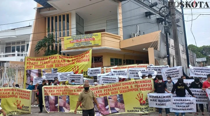 Puluhan warga Kedoya, Jakarta Barat melakukan protes setelah pengurus Vihara diduga dianiaya oleh orang tak dikenal. (foto: poskota/pandi)