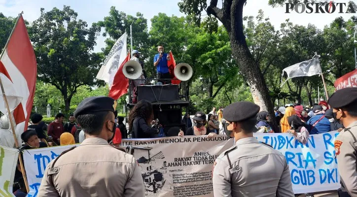 Ratusan massa gelar aksi demonstrasi di depan Balai Kota Jakarta menuntut Anies Baswedan mencabut Pergub tentang penggusuran. (foto: poskota/aldi)