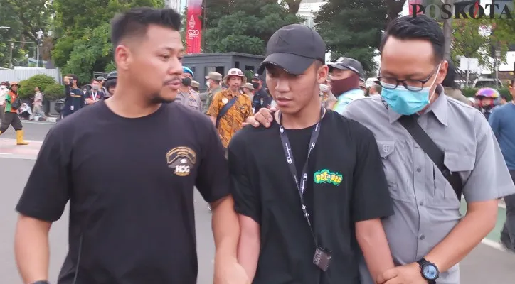 Pelaku yang diamankan polisi lantaran mengunakan jaket almamater milik institusi lain.(Foto: Andi Adam)