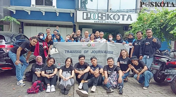 Mahasiswa Fakultas Hukum Universitas Pancasila kunjungan ke Redaksi Harian Poskota. (dok poskota)