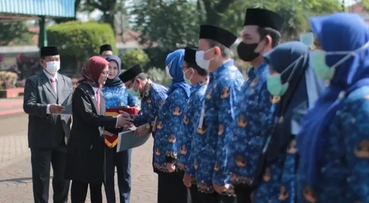 Bupati Lebak, Iti Oktavia Jayabaya saat membagikan SK kenaikan pangkat pegawai.(Foto:ist)