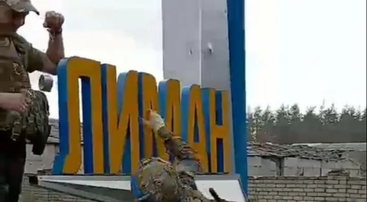 Dua tentara Ukraina sedang merayakan kemenangan setgelah mengusir pasukan Rusia dari wilayah Krasny Lyman.(Tangkapan layar video)