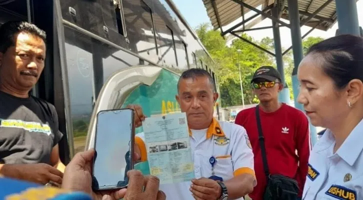 Kepala Bidang Angkutan Umum pada Dinas Perhubungan Kabupaten Pandeglang, Berlyan Henny bersama para sopir angkutan. (Foto: Ist).