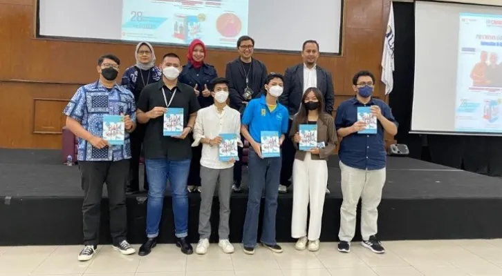 M. Akbar yang menulis buku “PR Crisis” bersama Dr. Firsan Nova dan Dian Agustine serta yang lainnya. (ist)