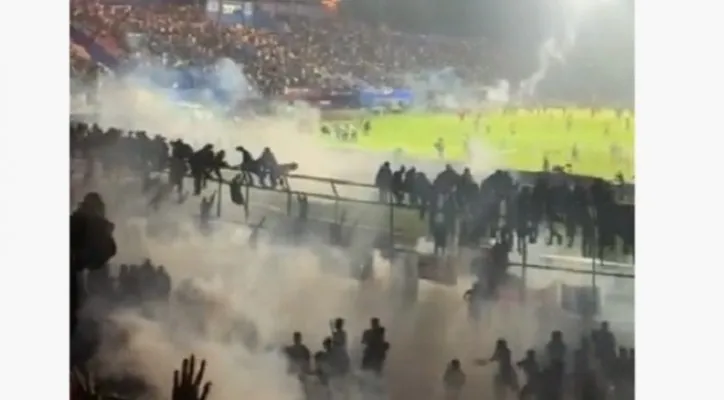 Arema vs Persebaya yang berakhir ricuh, akibatkan 60 korban meninggal yang kebanyakan terkepung gas air mat. (foto: tangkapan layar/ist)Arema vs Persebaya Ricuh, Arema FC, Persebaya,