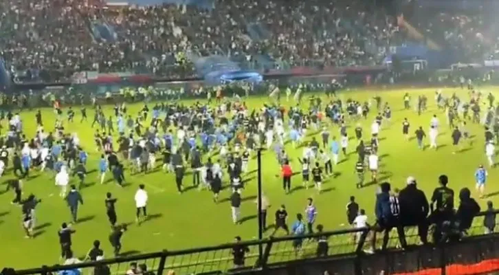 Detik-detik sebelum terjadinya tragedi di Stadion Kanjuruhan, Kabupaten Malang. (Foto: Tangkaoan layar video.)