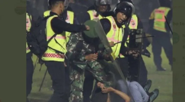 Suasana kericuhan di Stadion Kanjuruhan usai Arema FC menelan kekalahan 2-3 dari rival Persebaya dalam pertandingan pekan ke 11 Liga 1 BRI.(ist)