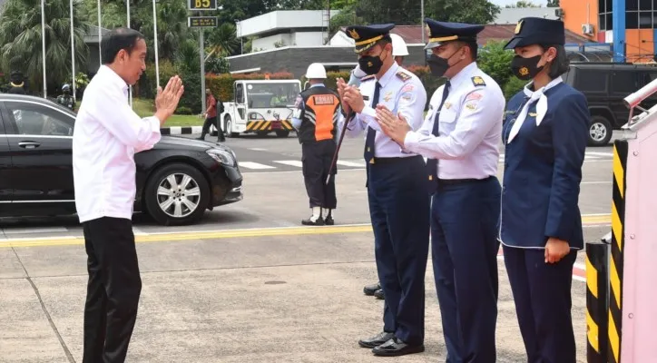 Presiden Joko Widodo saat akan bertolak ke Jawa Tengah untuk groundbreaking pabrik pipa. (foto: ist)