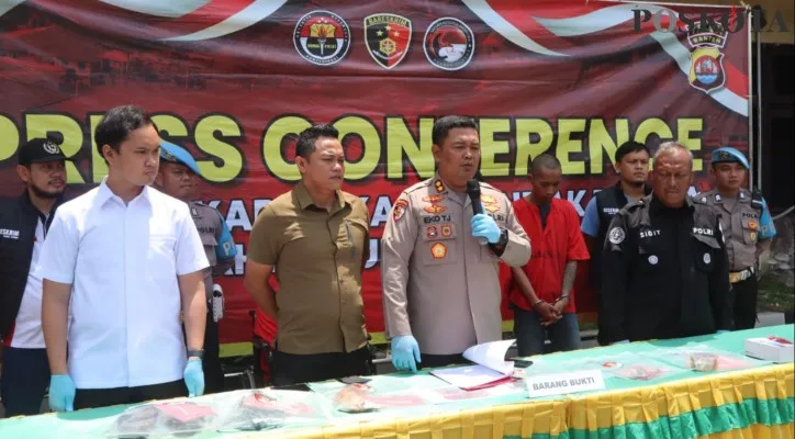 Kapolres Cilegon AKBP Eko Tjahyo Untoro saat konferensi pers kasus perampokan pengemudi taksi online.(Foto: Rahmat Haryono)