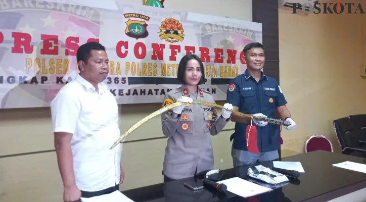 Kapolsek Tambora, Kompol Rosana Albertina Labobar saat menunjukkan barang bukti celurit panjang yang dilakukan untuk membacok oleh pelaku. (foto: poskotalpandi)