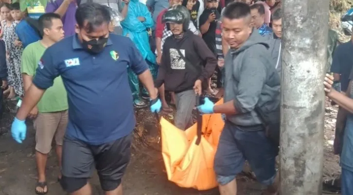 Personil Polsek Serang dan Tim DVI Polresta Serang saat mengevakuasi jasad pemotor yang tewas tersangkut di Gorong-gorong. (foto: ist)