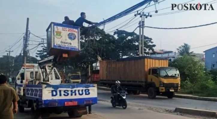 Petugas Dishub Kabupaten Tangarang saat melakukan relokasi PJU. (foto: poskota/veronica)