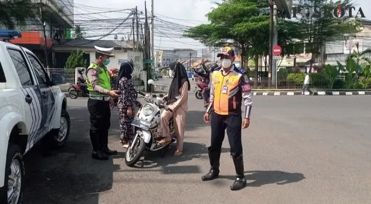 Petugas kepolisian dan Dishub saat melakukan Operasi Zebra Jaya 2022 di Jalan Ir H Juanda Bekasi. (ihsan fahmi)