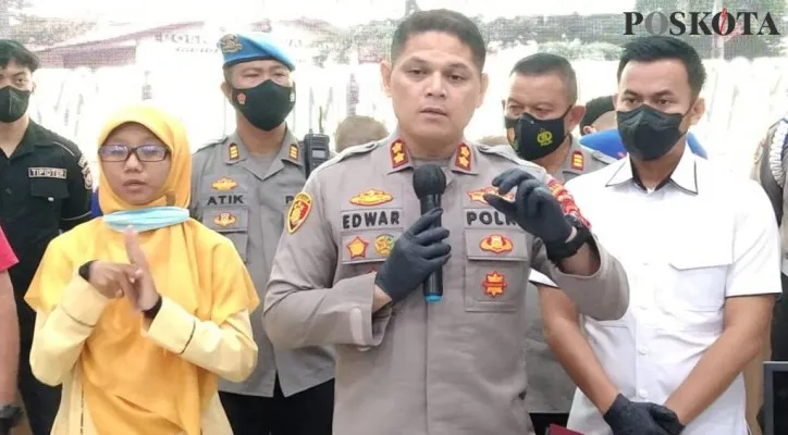 Kapolres Purwakarta AKBP Edwar Zulkarnain saat konfrensi pers pengungkapan kasus pencabulan seorang kakek terhadap gadis berusia 11 tahun anak tetangga.(Foto: Dadan)