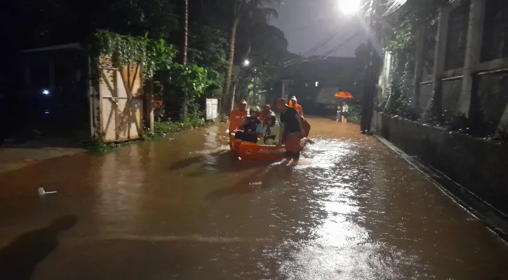 Salah satu rumah warga  terendam banjur akibat luapan air Kali Krukut. (Foto: Zendy)