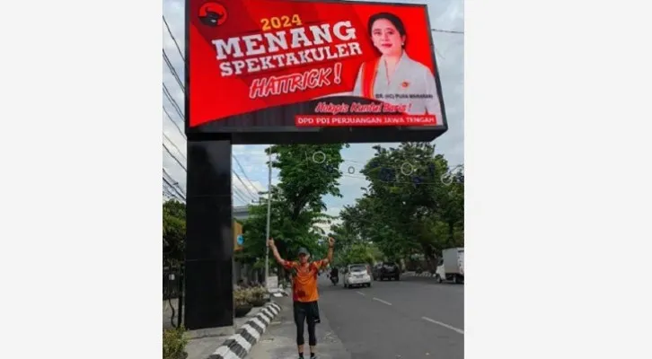 Ganjar Pranowo berfoto di bawah videotron Puan Maharani, diunggah di akun medsosnya. (foto: twiter/ganjar pranowo)