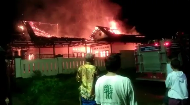 Api tampak berkobar hebat membakar rumah Kades Rancaterep, Kecamatan Labuan, Pandeglang. (foto: ist)