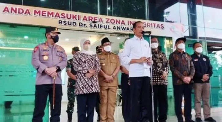 Jokowi kunjungi korban tragedi Kanjuruhan di Rumah Sakit Saiful Anwar (RSAA) Malang. (Poskota/Dian)