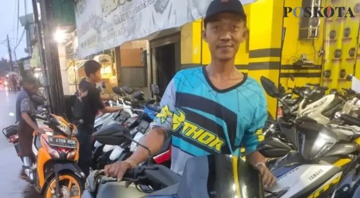 Pelanggan sedang memilih motor bekas di diler Fadlan Motor, Pondok Petir, Sawangan, Depok. (foto: Poskota)