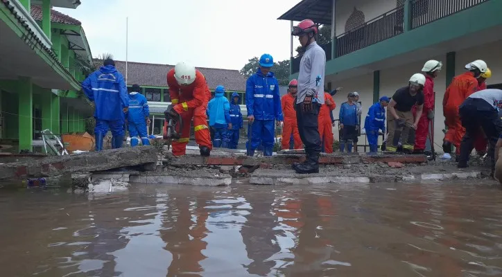 Sejumlah warga tonton proses evakuasi tembok roboh di MTSN 19 Jakarta Selatan. (Foto: Zendy)