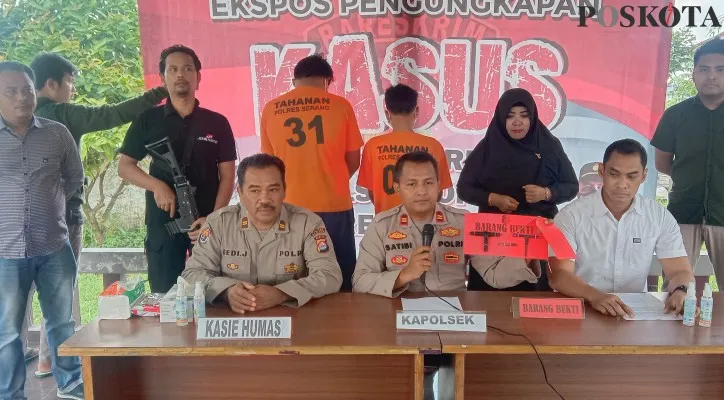 Kapolsek Kopo Iptu Satibi didampingi Kasihumas Iptu Dedi Jumhaedi menunjukkan barang bukti kunci T saat konferensi pers di Mapolsek Kopo.(Rahmat Haryono)