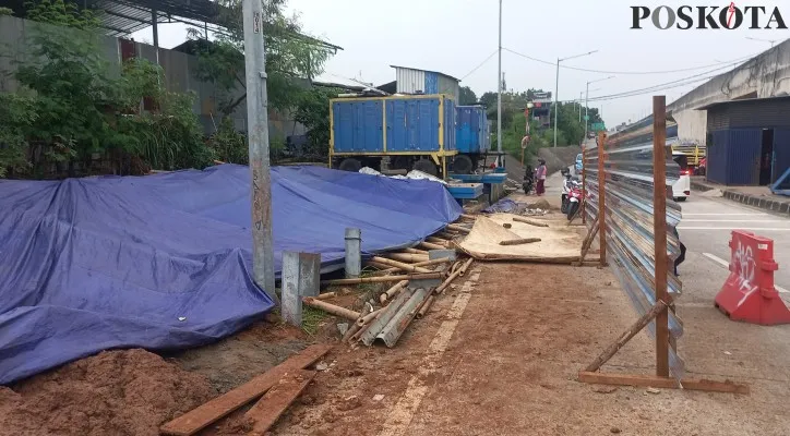 Sudin SDA Jakarta Barat memperluas kolam olakan di Kolong Tol Meruya. (foto: poskota/pandi)