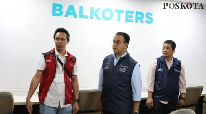 Gubernur DKI Jakarta, Anies Baswedan saat mengunjungi Press Room Balai Kota yang selesai direnovasi. (foto: poskota/aldi)