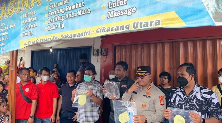 Jajaran Polres Metro Bekasi usai ungkap kasus waria tewas membusuk di depan ruko salon di Jalan Sukamantri, Karangbahagia, Bekasi.(ist)