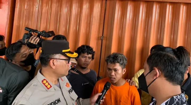 Pelaku BD (baju orange) saat dihadirkan di konferensi pers ungkap kasus pembunuhan waria di Bekasi. Sabtu (8/10/2022). (Humas Polres Metro Bekasi)