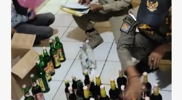  Petugas Satpol PP Pandeglang saat mengamankan ratusan botol miras. (Foto: Ist).